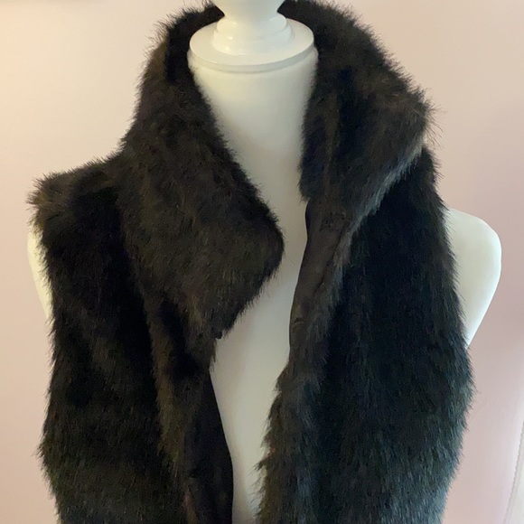 Black fur Vest (faux fur) Excellent condition - Picture 2 of 5